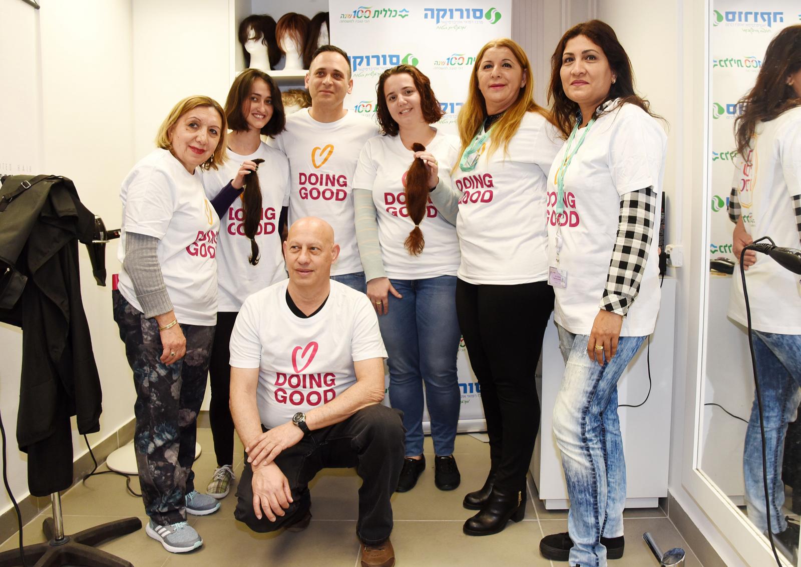 סטודנטיות מאונ' בן גוריון עם מעצב השיער איציק ששון ומתנדבי עמותת פ.ל.א (צילום: רחל דוד, סורוקה)